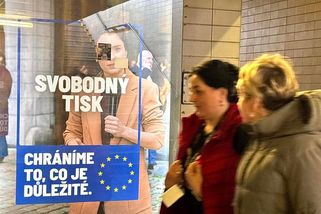 Brusel křičí: „Vlk žere demokracii!“ Sám mu přitom drží dveře